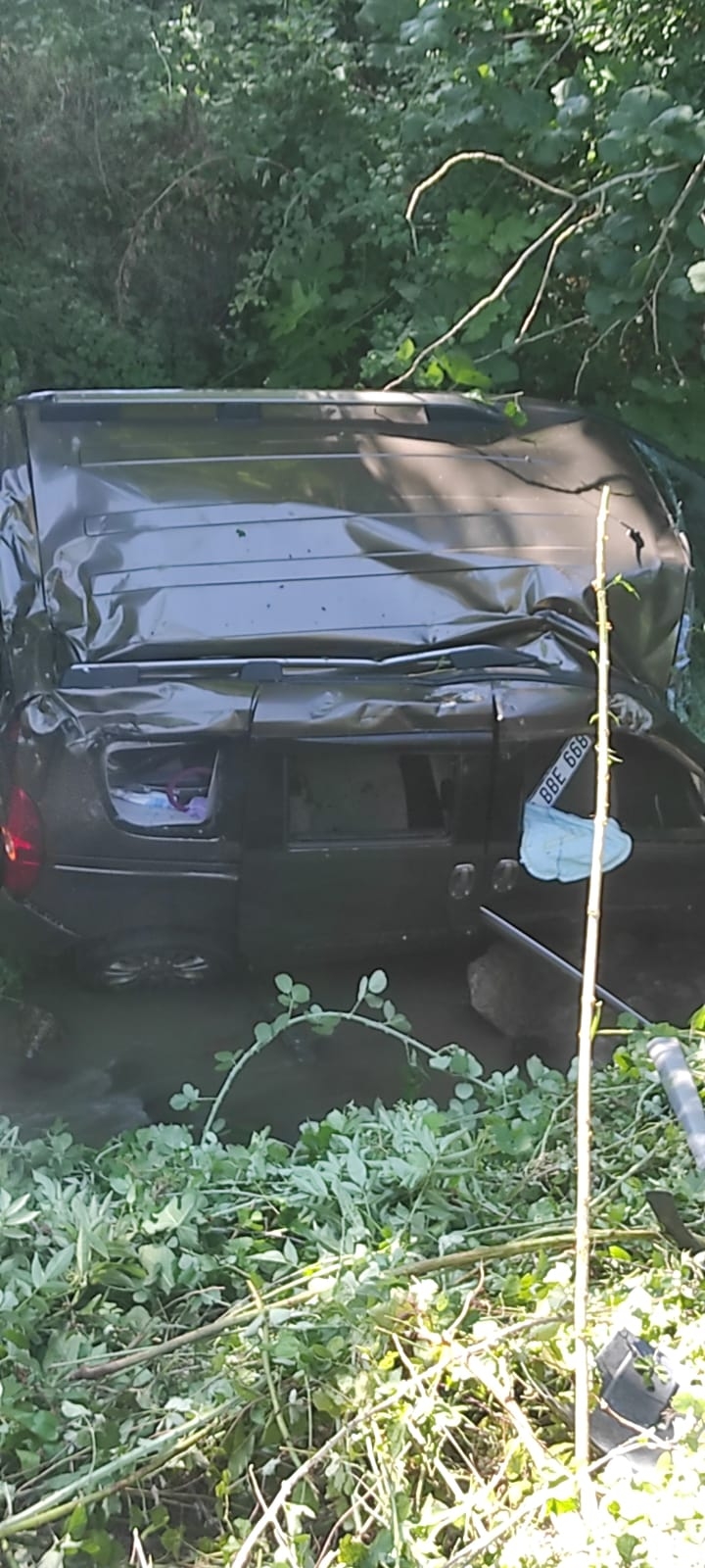 Araç şarampole yuvarlandı