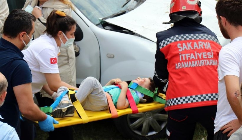 Araç site bahçesine uçtu; 3'ü çocuk 5 kişi yaralı