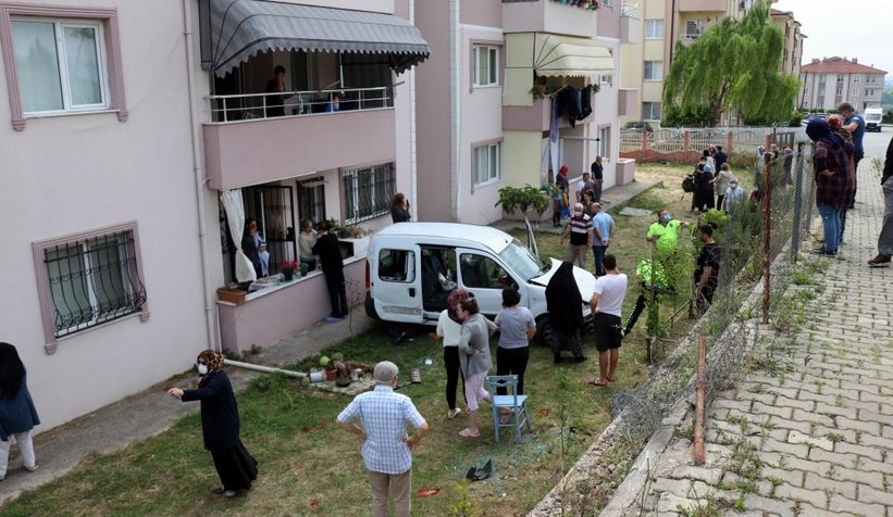 Araç site bahçesine uçtu; 3'ü çocuk 5 kişi yaralı