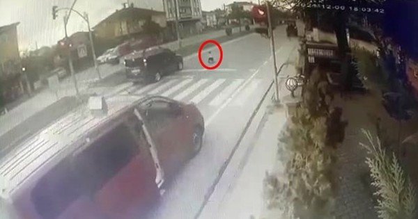 Aracın çarptığı çocuk hiçbir şey olmamış gibi kalkıp yürüdü