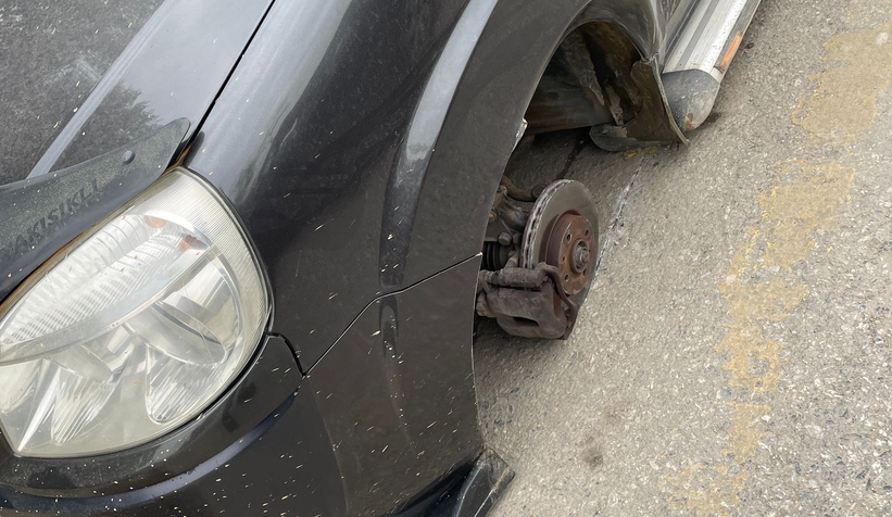 Aracın çıkan lastiği otomobile çarptı; İşte o anlar