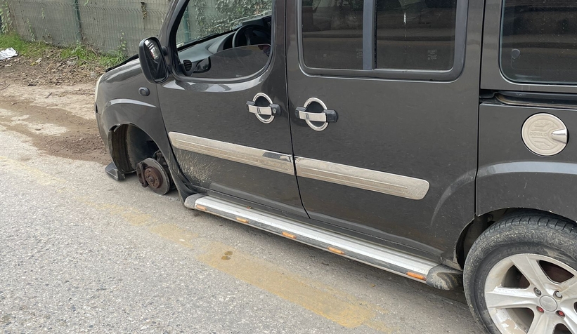 Aracın çıkan lastiği otomobile çarptı; İşte o anlar