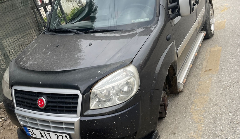 Aracın çıkan lastiği otomobile çarptı; İşte o anlar