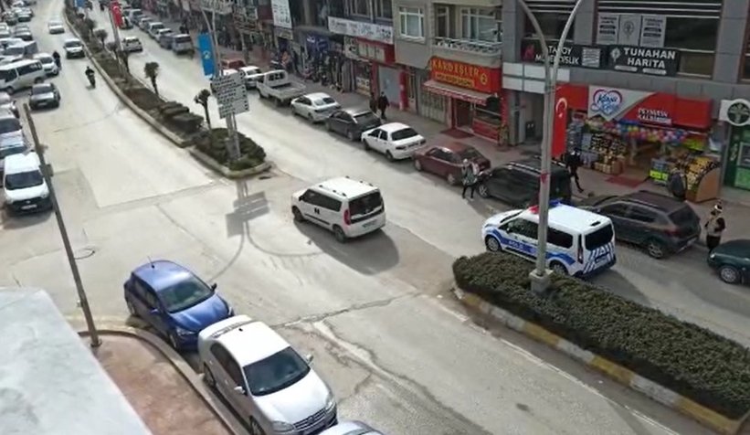Aracını yol ortasına bırakıp gitti