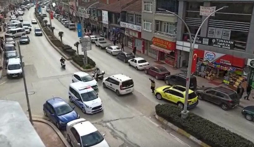 Aracını yol ortasına bırakıp gitti
