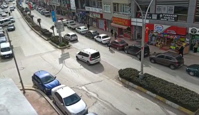 Aracını yol ortasına bırakıp gitti
