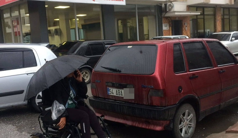 Aracıyla engellilerin yolunu kapadı