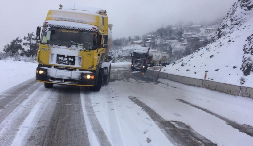 Araçlar karda mahsur kaldı