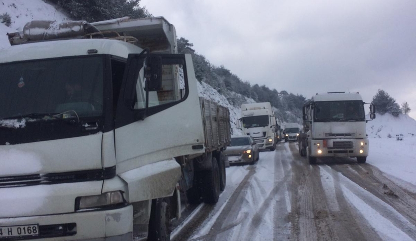 Araçlar karda mahsur kaldı