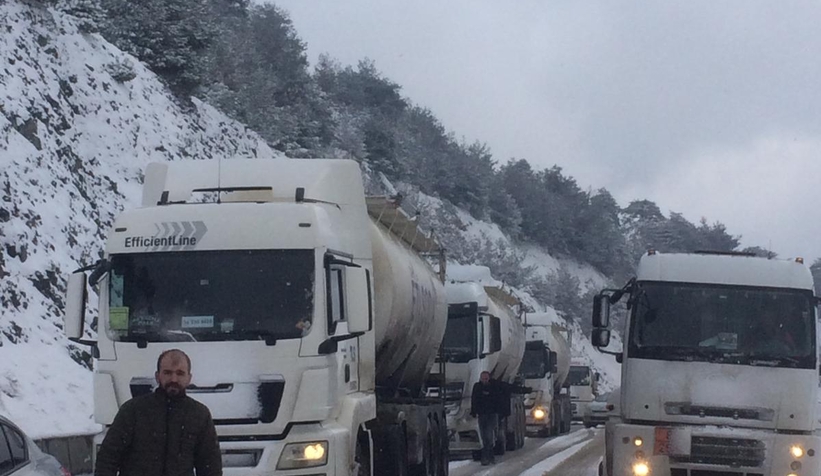 Araçlar karda mahsur kaldı