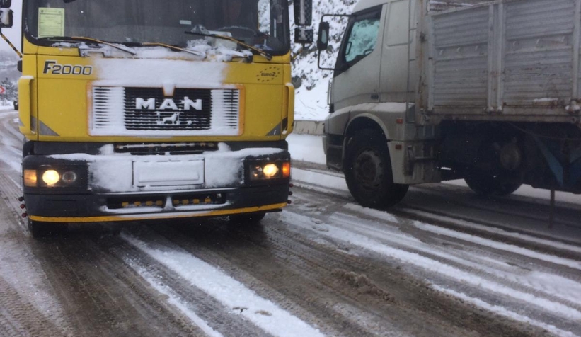 Araçlar karda mahsur kaldı