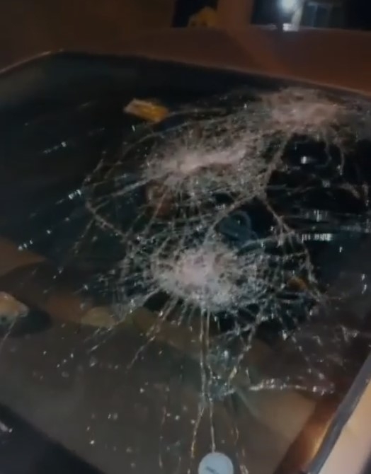 Araçların camlarını kırdı