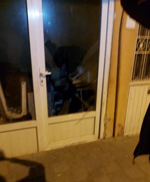 Araçların camlarını kırdı