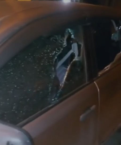 Araçların camlarını kırdı