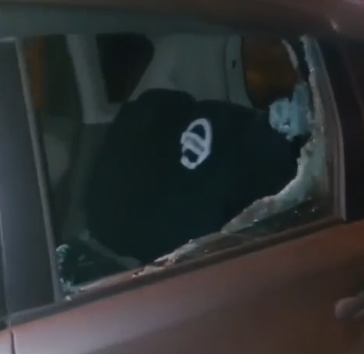 Araçların camlarını kırdı