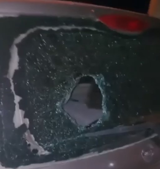 Araçların camlarını kırdı