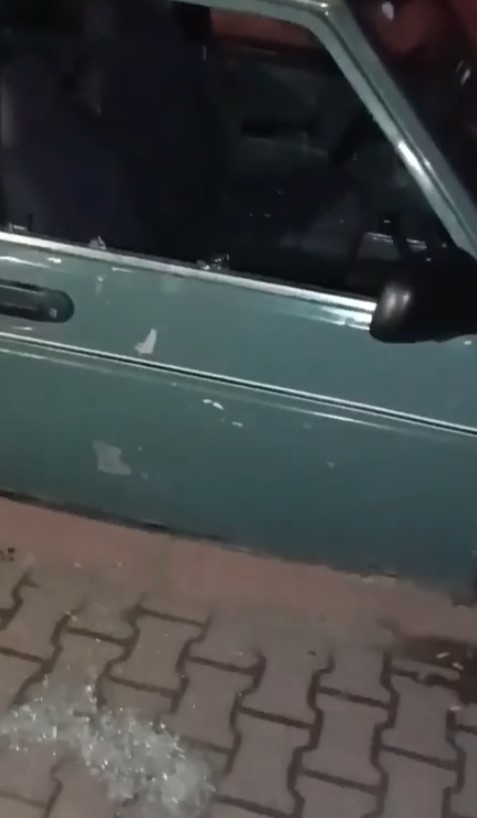 Araçların camlarını kırdı