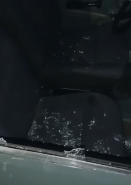 Araçların camlarını kırdı