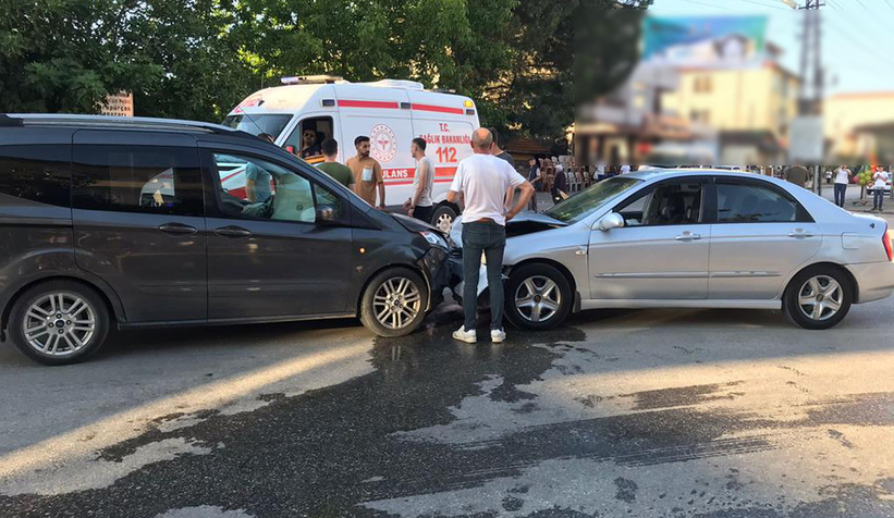 Araçların kafa kafaya çarpıştığı kaza kamerada