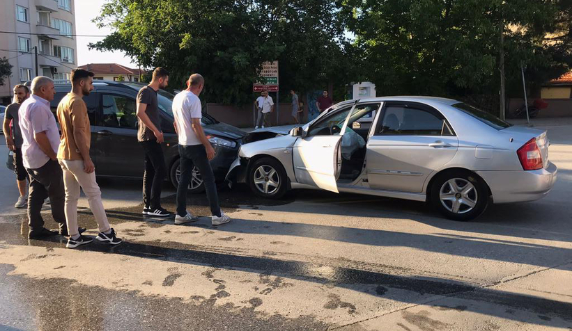 Araçların kafa kafaya çarpıştığı kaza kamerada