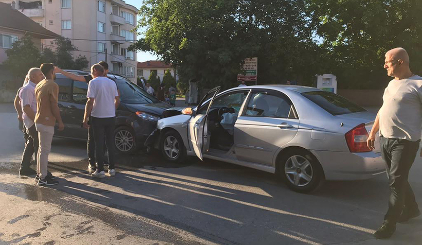 Araçların kafa kafaya çarpıştığı kaza kamerada