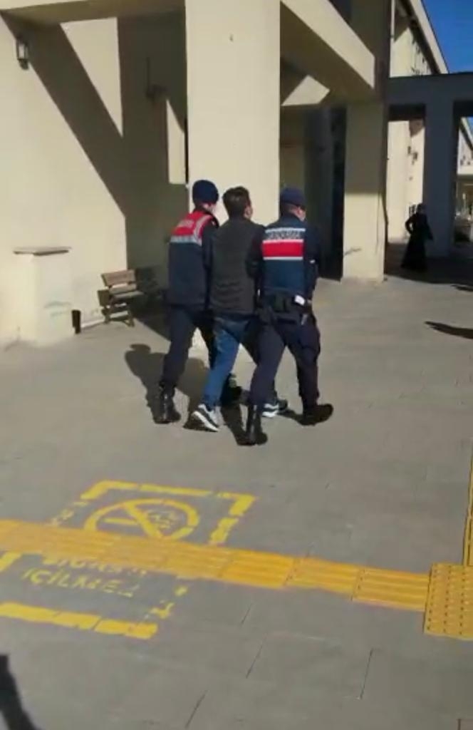 Aranan 2 kişi yol kontrolünde yakalandı