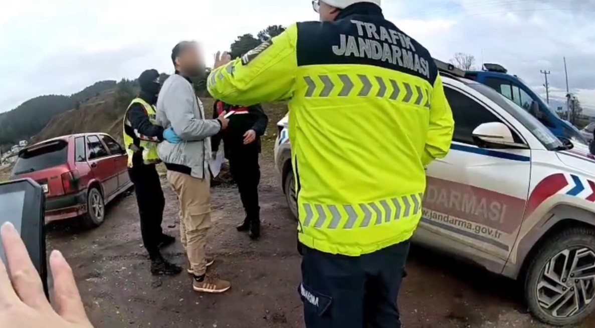 Aranan şahıs denetimde yakalandı, kaçtı; Geri dönüp olay çıkardı!