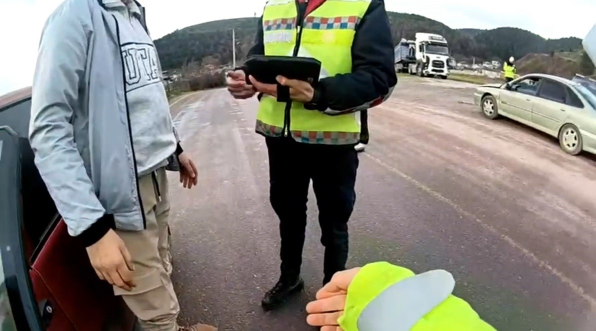 Aranan şahıs denetimde yakalandı, kaçtı; Geri dönüp olay çıkardı!