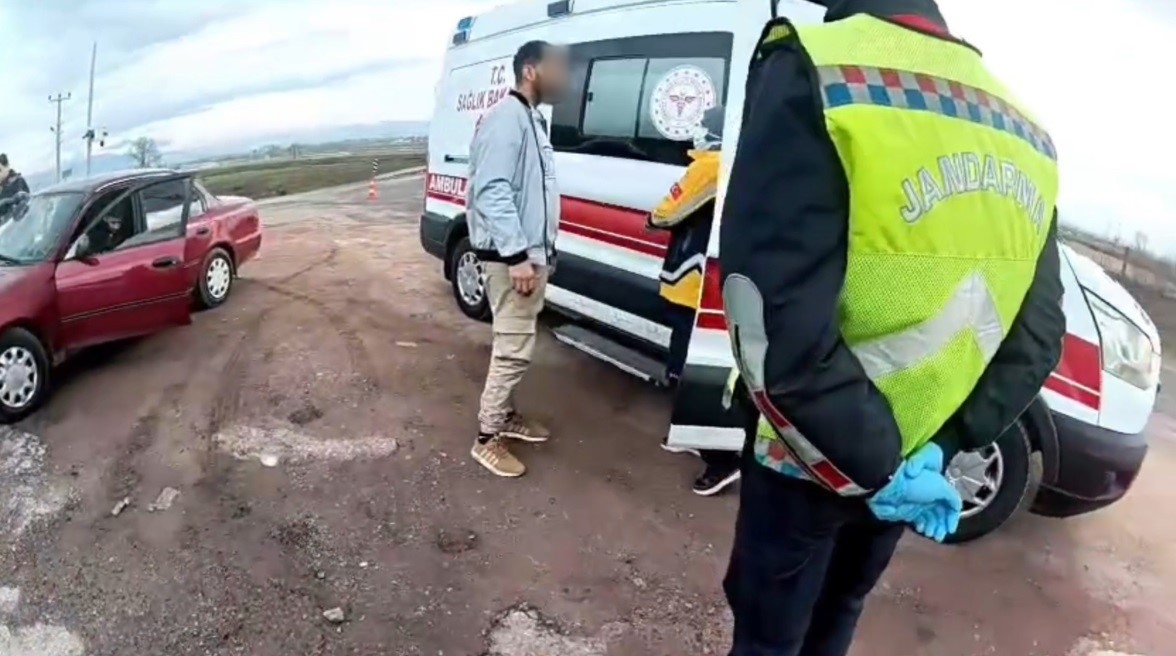 Aranan şahıs denetimde yakalandı, kaçtı; Geri dönüp olay çıkardı!