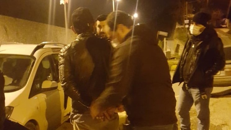Aranan şüpheli cenazeye giderken yakalandı