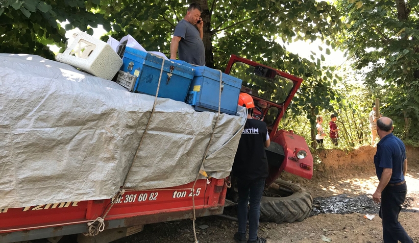 Arı kovanı yüklü traktör kaza yaptı