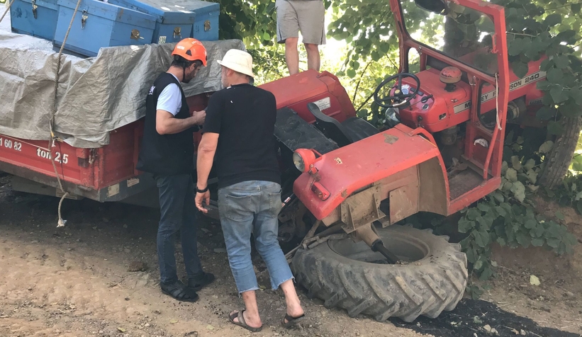 Arı kovanı yüklü traktör kaza yaptı