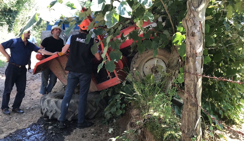 Arı kovanı yüklü traktör kaza yaptı