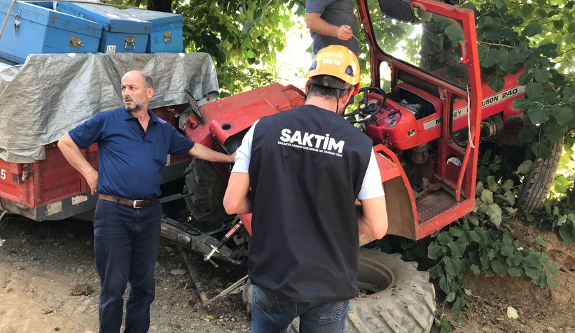 Arı kovanı yüklü traktör kaza yaptı