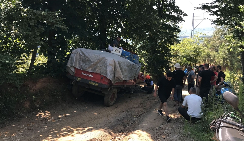 Arı kovanı yüklü traktör kaza yaptı