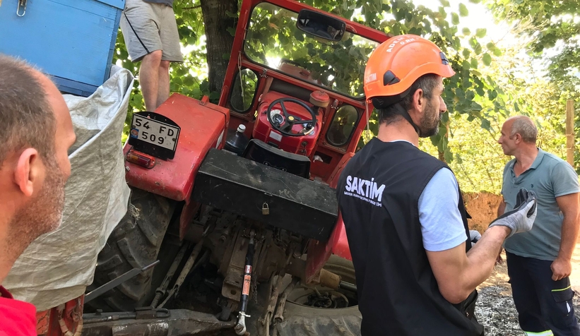 Arı kovanı yüklü traktör kaza yaptı