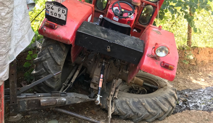 Arı kovanı yüklü traktör kaza yaptı