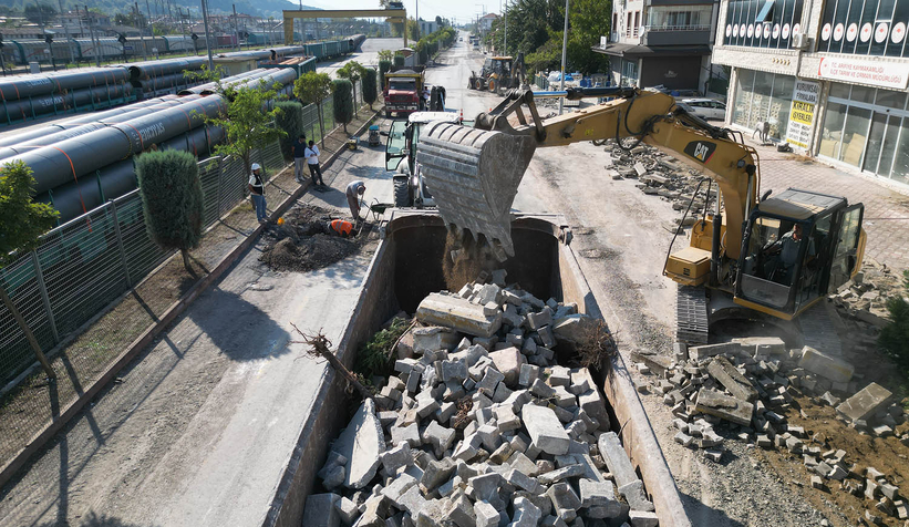 Arifiye Zübeyde Hanım Caddesi’nde üstyapı çalışmaları başladı