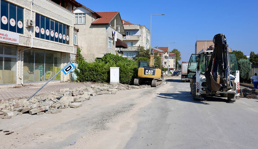 Arifiye Zübeyde Hanım Caddesi’nde üstyapı çalışmaları başladı