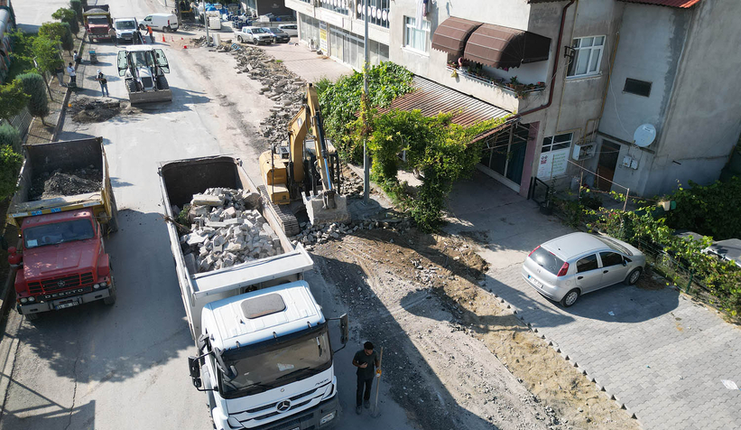 Arifiye Zübeyde Hanım Caddesi’nde üstyapı çalışmaları başladı