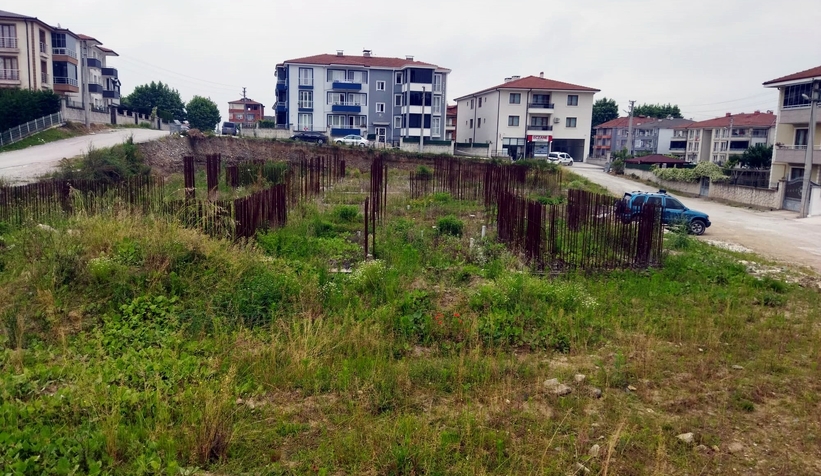 Arifiye’de sağlık ocağı inşaatı çürümeye terk edildi