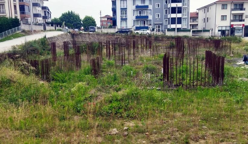 Arifiye’de sağlık ocağı inşaatı çürümeye terk edildi