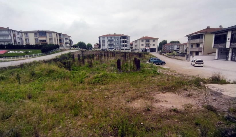 Arifiye’de sağlık ocağı inşaatı çürümeye terk edildi