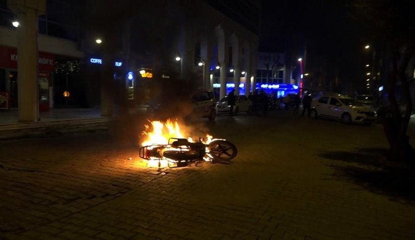 Arkadaşından hıncını alamadı, motosikletini yaktı