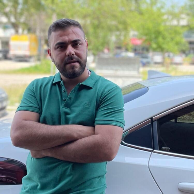 Arkadaşları ile gezmeye gitmişti  genç adam kalbine yenik düştü