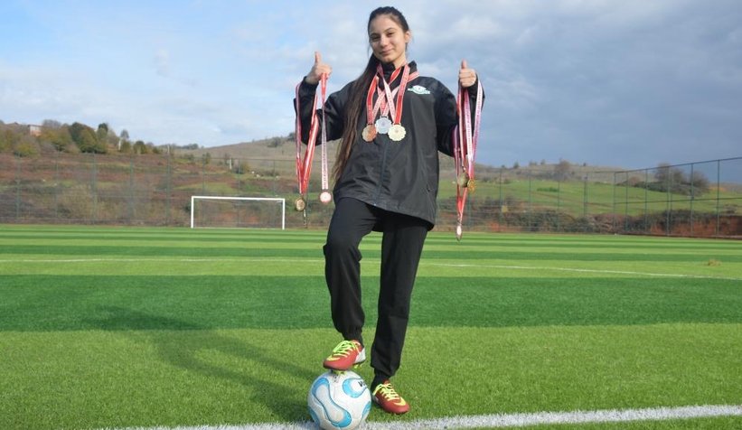 arkadaslari-ip-atlarken-o-futbol-takimina-secildib2ewl01ten