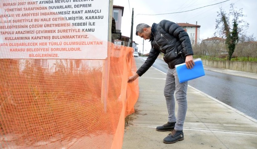 Arsasından geçirilen asfalt yolu duba ve filelerle kapattı