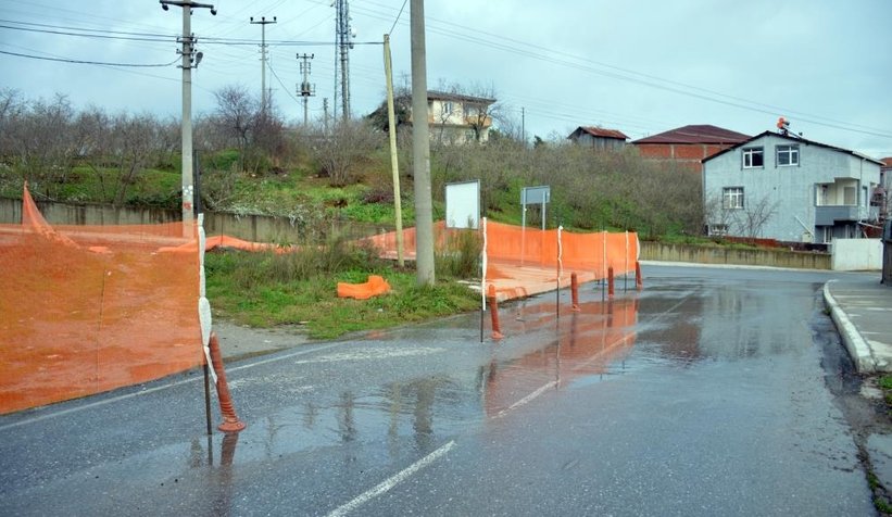 Arsasından geçirilen asfalt yolu duba ve filelerle kapattı