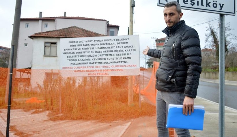 Arsasından geçirilen asfalt yolu duba ve filelerle kapattı