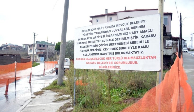 Arsasından geçirilen asfalt yolu duba ve filelerle kapattı